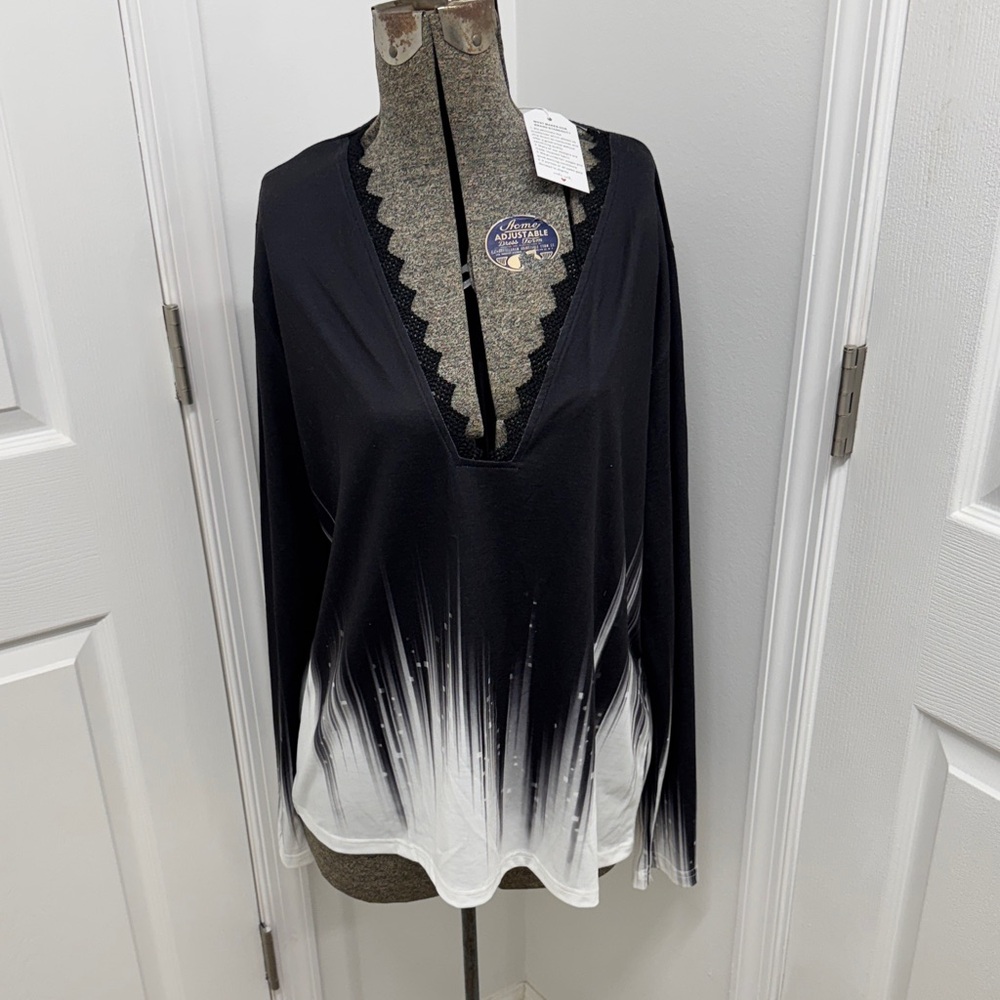 NWT Exclusive Women’s size XL Black to White Ombre V-Neck Long Sleeve Top